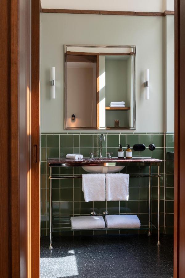 Boutique Hotel Chateau Royal Berlin Dış mekan fotoğraf Bathroom at the Hotel