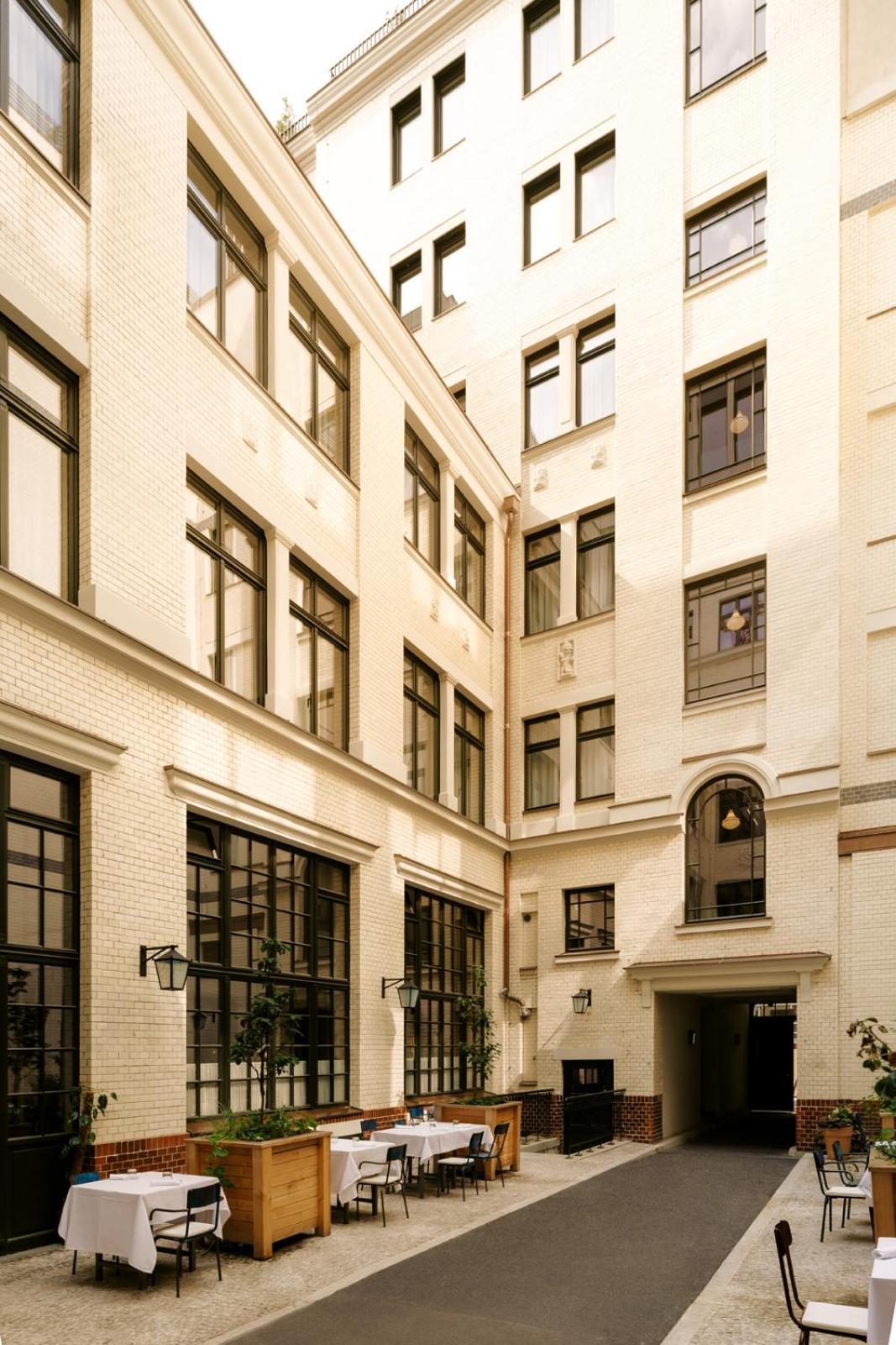 Boutique Hotel Chateau Royal Berlin Dış mekan fotoğraf The courtyard of the building